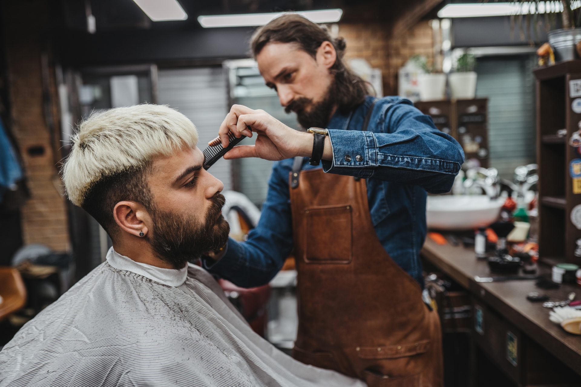 barbeiro a cortar cabelo a cliente