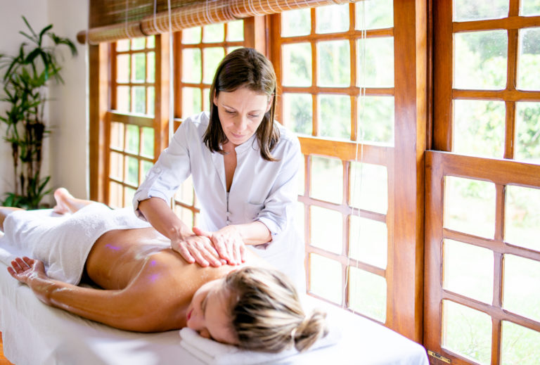 técnica a aplicar massagens a cliente num spa