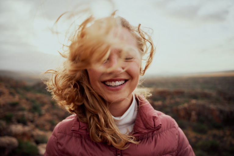 imagem de rapariga a sorrir ilustrativa do conceito de inteligência emocional e competências sociais