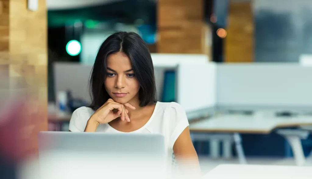 jovem mulher ao computador a preencher perfil do linkedin