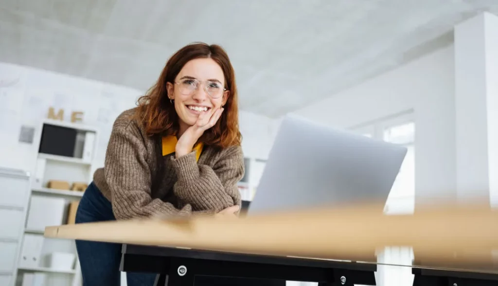 mulher ao computador a pesquisar sobre requalificação profissional