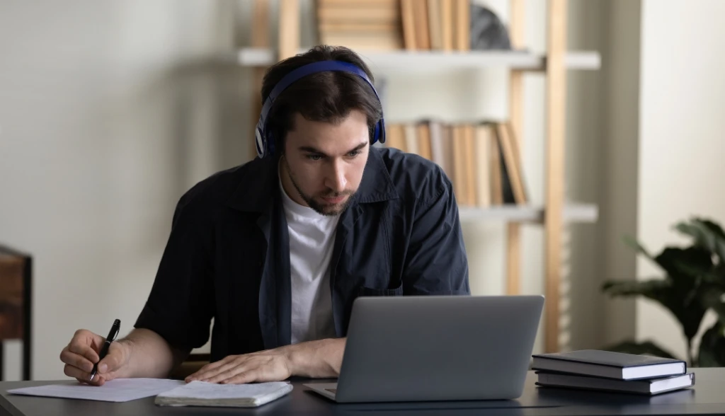 Jovem explora estratégias de desenvolvimento profissional online, como reskilling e upskilling.