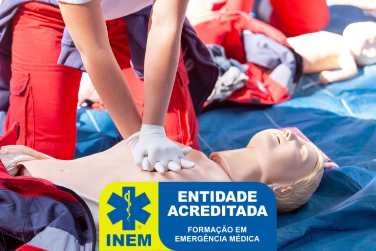 Curso Suporte Básico de Vida com Desfibrilhação Automática Externa - demonstração de técnica de reanimação em manequim de treino